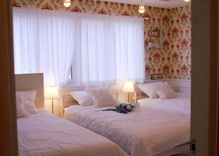 Hongdae Red Road 4 Beds, Near Mangwon & Sangsu *