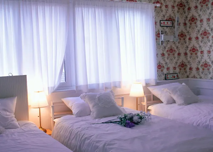 Hongdae Red Road 4 Beds, Near Mangwon & Sangsu 首爾