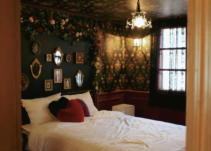 Hongdae Red Road 4 Beds, Near Mangwon & Sangsu *